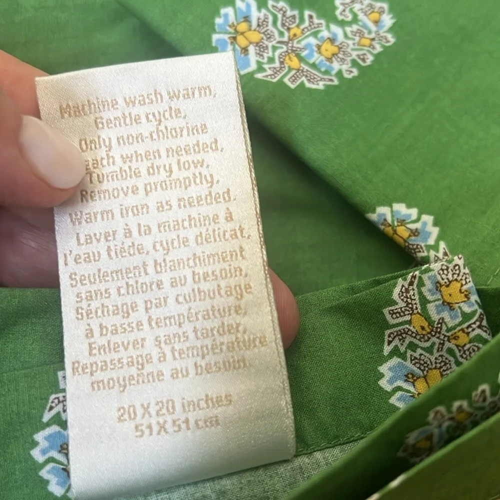 Williams Sonoma set of 6 dinner napkins. Green